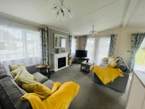 Garden View Lodge with Hot Tub