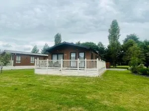 Lakeside View Lodge with Hot Tub - Allerthorpe
