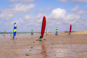 Maisons de vacances Maison de 6 chambres avec jardin amenage a Donville les Bains a 1 km de la plage : photos des chambres