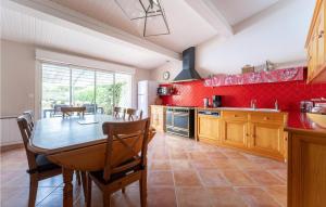 Maisons de vacances Nice Home In Villegly With Wifi, Heated Swimming Pool And 2 Bedrooms : photos des chambres