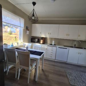 Koselig hus med hage i Herøy på Sunnmøre.