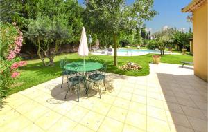 Maisons de vacances Nice Home In Sorgues With Outdoor Swimming Pool, Wifi And 3 Bedrooms : photos des chambres