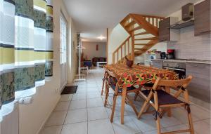 Appartements Awesome Apartment In Les Hogues With Wifi And 2 Bedrooms : photos des chambres