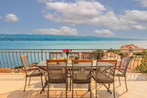 2 x Top Floor Modern Family apartments