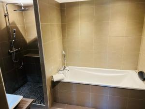 Hotels L'HOTEL DE LA BOURSE a BAGNOLS-SUR-CEZE : photos des chambres