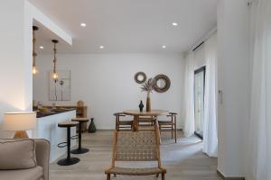 Amazing Beach House with Balcony (Free WI-FI)