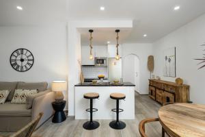 Amazing Beach House with Balcony (Free WI-FI)