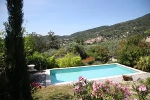Charmant logement provençal avec piscine à deux pas du village médieval - La Bastide
