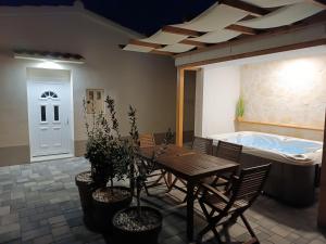 Tonina - private jacuzzi, free parking, terrace