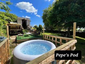 Maisons de vacances Pepe's Naturist Pod for 2 people Pays de la Loire : photos des chambres