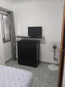 habitación grande en piso compartido con 2 adultos