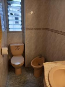 habitación grande en piso compartido con 2 adultos