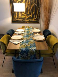Trendy apartment with 2 bedrooms,2 full bathrooms each with shower,toilet,sink, 500m from the centre, private secure parking