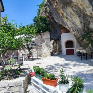 Vintage stone house ELDO with jacuzzi, in Podaspilje, Omiš