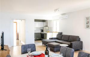 5 Bedroom Cozy Home In Prizba