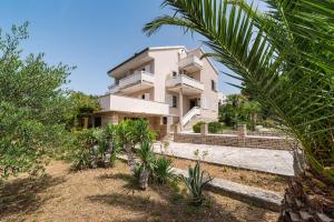 Apartment Ljubica with nice garden 