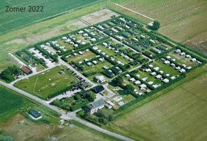 Chalet Boerenbries - Heerlijk chalet met overkapt terras en 2 slaapkamers - max 4 pers - 3 km van Noordzee - locatie op camping Moorhoek 5