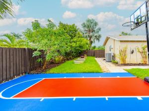 Colorful Home - Pool - Game Room - Basketball Court - BBQ & More