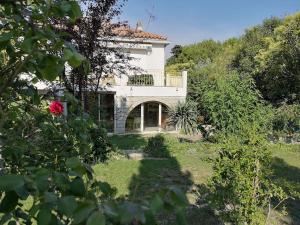 Villa calme grand jardin bord de mer. Parking