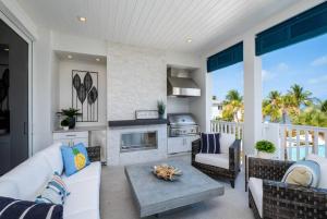 Islamorada Modern Penthouse with Private Beach