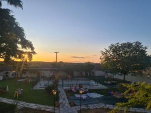 CASA RURAL PALACIO CONDE DE ALDANA con piscina entre encinares y dehesas