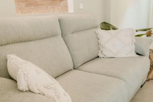 Casa Colgante con vistas panorámicas junto al mar.