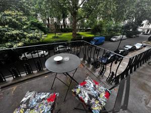 Hyde Park Studio Has Private Balcony With Tranquil Garden View