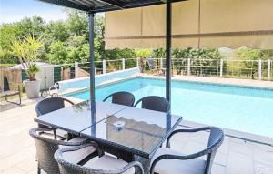 Maisons de vacances Amazing Home In Lachapelle-auzac With Outdoor Swimming Pool, Wifi And 2 Bedrooms : Maison de Vacances 2 Chambres