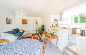 2 Bedroom Lovely Apartment In Poitiers