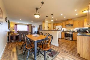 Elk Meadow Cabins 19A Johnny Redwood Suite