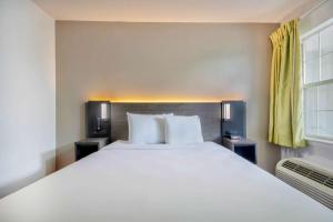 Deluxe Queen Room - Smoking room in Studio 6-San Antonio TX - Medical Center