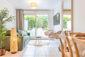 Le Regimbaud - Ideal Famille - Amis - PRO - Terrasse - Calme - Lumineux - WIFI - Jardin - Plage à 2km - Proche Centre Ville, Gare, Commerces - Parking Privé & GRATUIT
