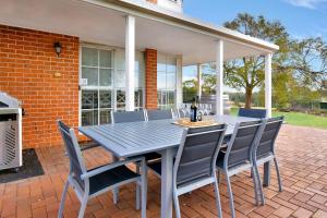 Beggars Bridge Vineyard Homestead with pool and tennis