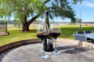 Beggars Bridge Vineyard Homestead with pool and tennis