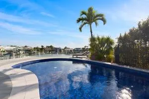 Luxurious Waterfront North Facing 5 bedroom House with pool, pontoon and Deep Water Access near Mooloolaba - Mooloolaba