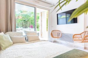 Le Regimbaud - Ideal Pro & couple - Parking Privé & GRATUIT - Terrasse - Calme - Lumineux - WIFI - Terrasse - Jardin - Plage à 2km - Proche Centre Ville, Gare, Commerces I BAO LOCATION