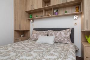 Family-friendly apartments with swimming pool Zavode, Omis - 1021