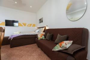 Family-friendly apartments with swimming pool Zavode, Omis - 1021