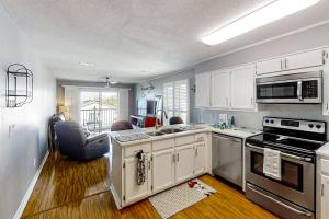 Emerald Pointe Condos, Unit 2-B