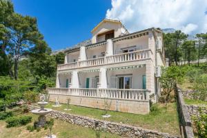 Apartments by the sea Brela, Makarska - 18356 