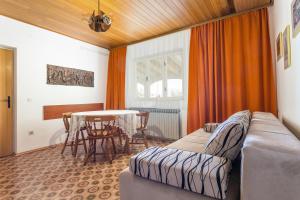 Apartments by the sea Brela, Makarska - 18356