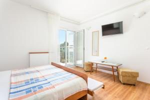 Apartments by the sea Brela, Makarska - 18356