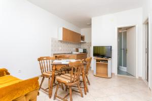 Apartments by the sea Brela, Makarska - 18356