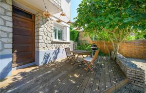 2 Bedroom Lovely Apartment In Poitiers