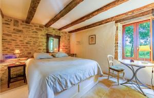 Maisons de vacances 4 Bedroom Amazing Home In Caylus : photos des chambres