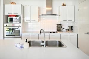 Beach House Getaway - Stylish, Kms of Beach ZA1