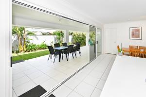 Beach House Getaway - Stylish, Kms of Beach ZA1