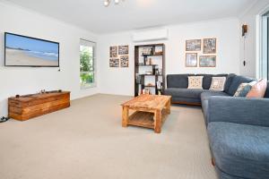 Beach House Getaway - Stylish, Kms of Beach ZA1