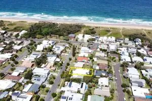 Beach House Getaway - Stylish, Kms of Beach ZA1 - Parrearra