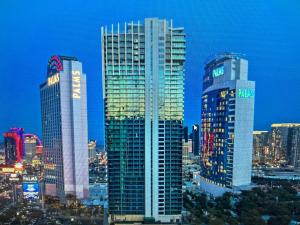 Luxe Studio Balcony Strip View Palms Place